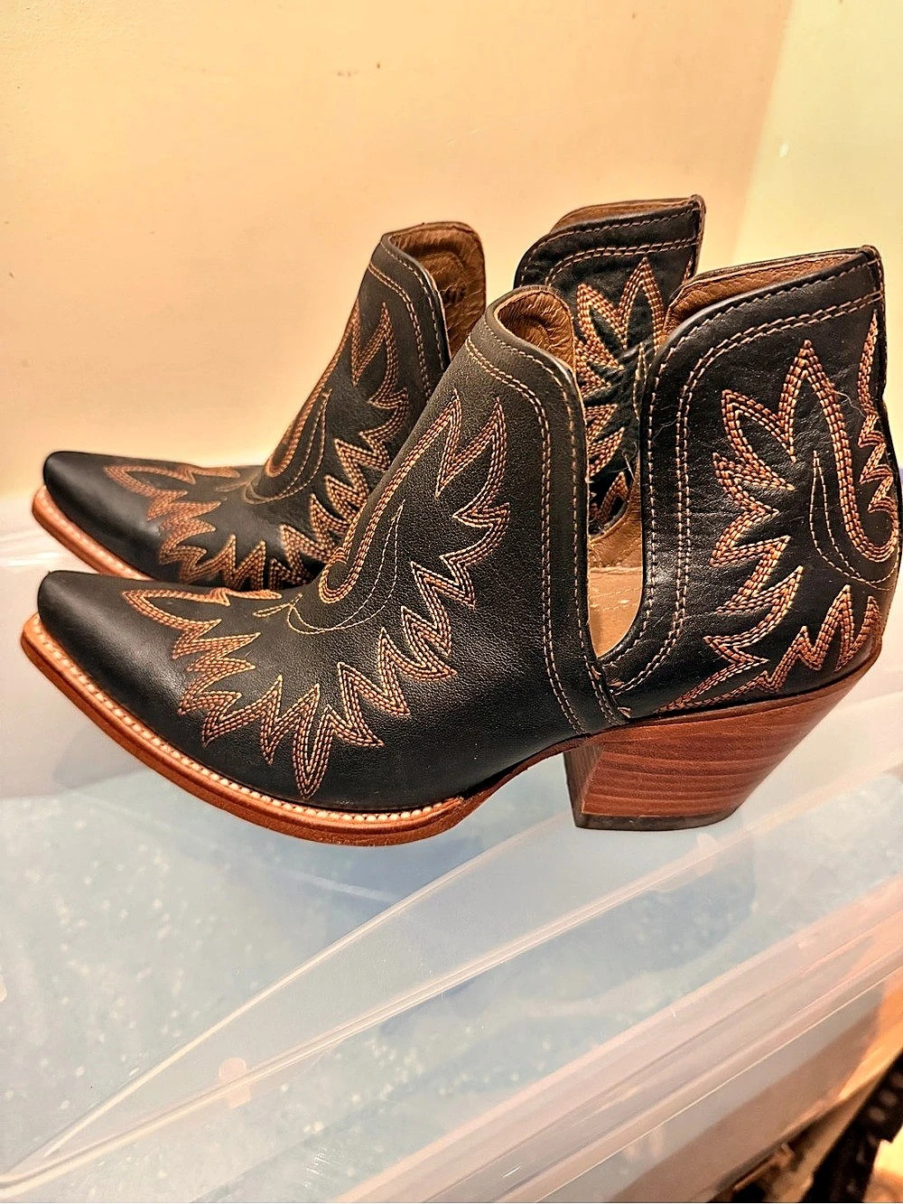 Women’s Ariat Dixon boots in chestnut 9.5 like new